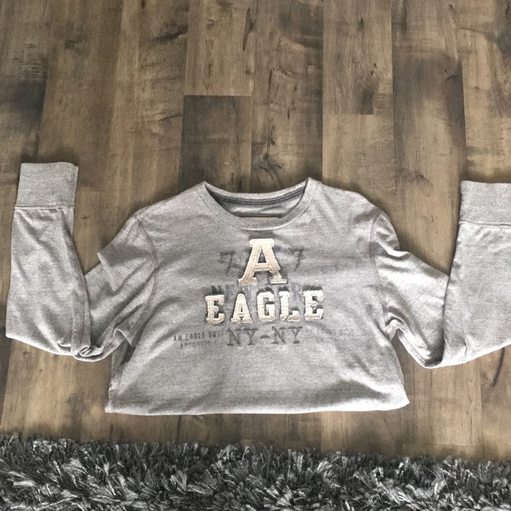Men’s American Eagle medium long sleeve shirt.